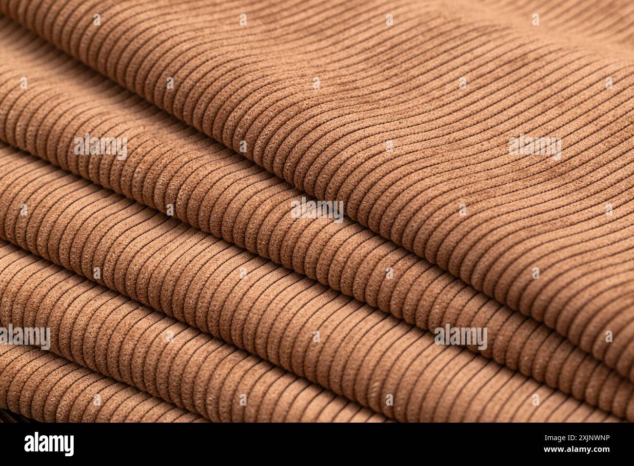 Gros plan du tissu côtelé brun plié. Banque D'Images