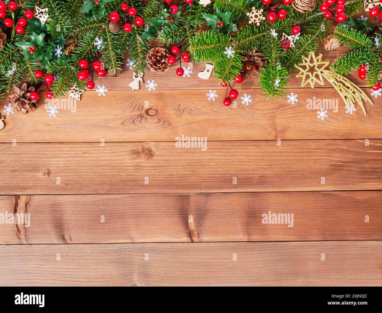 Fond de Noël avec branches de sapin, cônes, flocons de neige et décorations. Banque D'Images Fond de Noël avec branches de sapin, cônes, flocons de neige et décorations. Banque D'Images