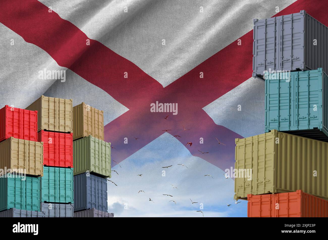 Drapeau de l'État américain de l'Alabama et grande pile de conteneurs de fret maritime dans les docks avec le fond du ciel en gros plan Banque D'Images