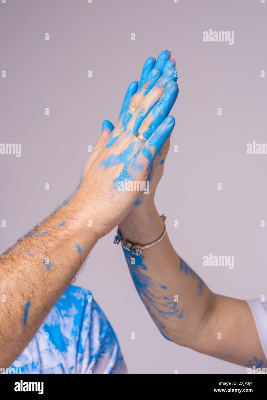 Couple heureux à une soirée de révélation du genre. La photo montre une main d'homme et une main de femme, enduites de peinture bleue. En attendant un bébé garçon Banque D'Images