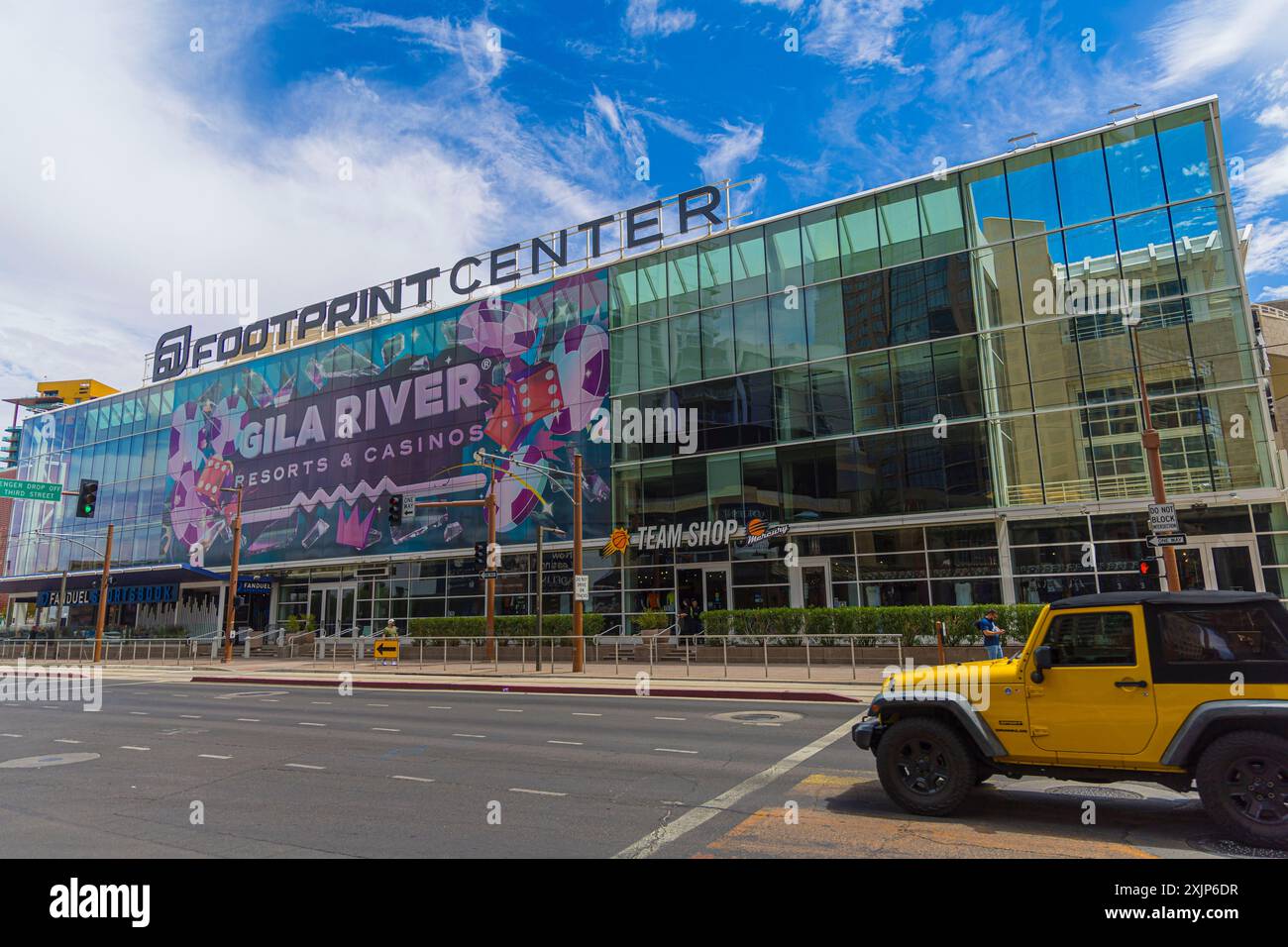 Stade Footprint Center dans le centre-ville de Phoenix, Arizona, États-Unis, site sportif. Il accueille des matchs pour les Phoenix Suns de la National Basketball Association (NBA) et le Phoenix Mercury de la Women's National Basketball Association, anciennement appelé US Airways Center. Metropolis City (photo de Luis Gutierrez/ Norte photo) Footprint Center Arena en el centro de Phoenix, Arizona Estados Unidos, recinto deportivo Alberga los partidos de Phoenix Suns de la National Basketball Association NBA y las Phoenix Mercury Gila River Casino Banque D'Images