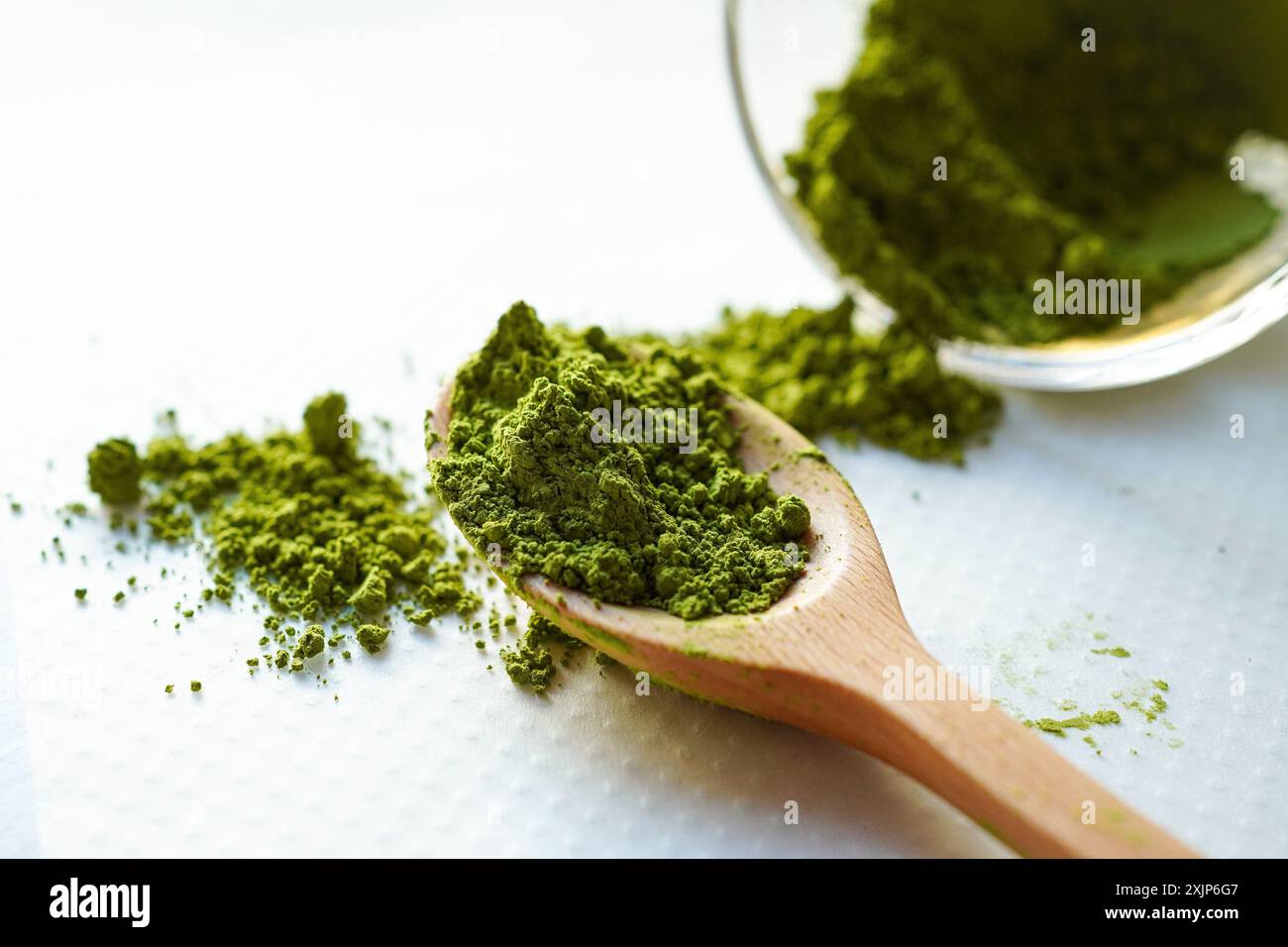 Poudre de matcha organique dans une cuillère en bois avec fond blanc Banque D'Images