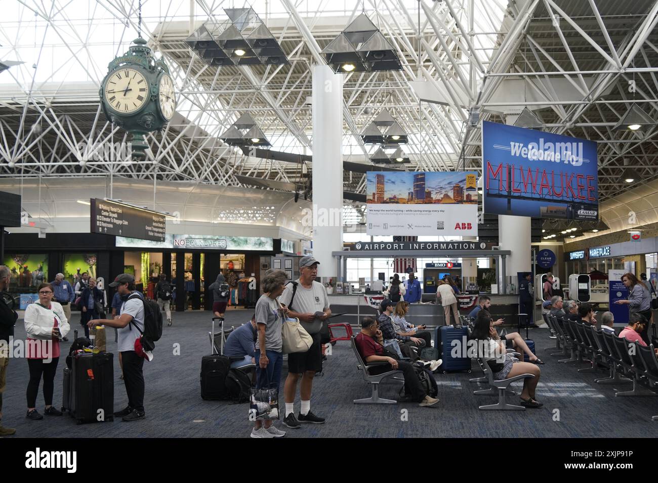 Milwaukee, États-Unis. 19 juillet 2024. Les passagers attendent à l'aéroport international Milwaukee Mitchell de Milwaukee, Wisconsin, États-Unis, le 19 juillet 2024. Plusieurs compagnies aériennes américaines ont déclaré que leurs vols seraient retardés ou annulés vendredi en raison de problèmes techniques impliquant le géant de la cybersécurité CrowdStrike et Microsoft. Crédit : Wu Xiaoling/Xinhua/Alamy Live News Banque D'Images