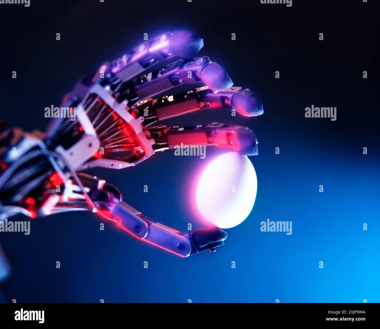 Une main robotisée, avec des composants métalliques rouges et argentés, tient un œuf fragile. La main est éclairée par des lumières rouges et bleues, tandis que l'arrière-plan est Banque D'Images