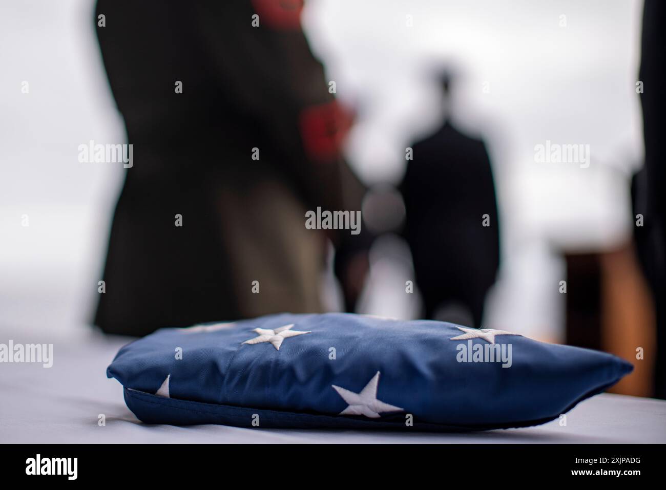 Un drapeau américain plié, flottant à bord du navire d'assaut amphibie USS Boxer (LHD 4), repose sur une table pour une cérémonie d'enterrement en mer dans l'océan Pacifique le 17 juillet 2024. La cérémonie a eu lieu en l'honneur de Kevin Buckley, le chef d'armes principal de la marine à la retraite, le père du Sgt Gregory Buckley, le chef des opérations de communication affecté à la 15e MEU, et natif de Carthage, New York. Des éléments de la 15e MEU sont actuellement embarqués à bord du Boxer Amphibious Ready Group menant des opérations de routine dans la 3e flotte américaine. (Photo du corps des Marines des États-Unis par le caporal Amelia Kang) Banque D'Images
