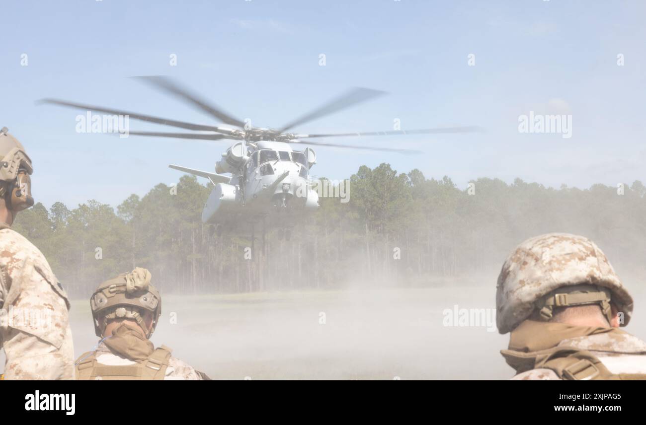 Les Marines américains avec le 2e bataillon de soutien à la distribution, le 2e régiment de logistique de combat, le 2e groupe de logistique des Marines, dirigent les opérations de l'équipe de soutien par hélicoptère à la zone d'atterrissage tactique Condor sur le camp Lejeune, Caroline du Nord, le 18 juillet 2024. Le 2e ORD a mené la formation pour préparer les Marines à gérer les activités dans les zones de débarquement ; faciliter le ramassage, le déplacement et l'atterrissage des troupes, de l'équipement et des fournitures montés en hélicoptère. (Photo du corps des Marines des États-Unis par le caporal Franco Lewis) Banque D'Images