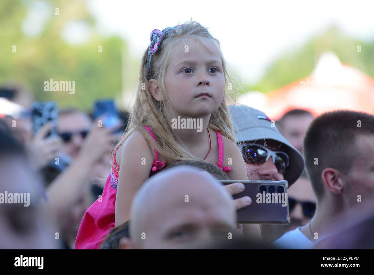 Ukraine. 19 juillet 2024. Une fille dans une foule de visiteurs pendant le festival de musique ATLAS UNITED 2024 le 19 juillet 2024 à Kiev, Ukraine. Crédit : SOPA images Limited/Alamy Live News Banque D'Images