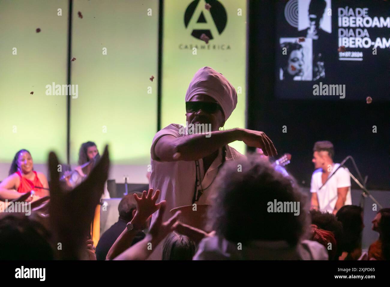 Madrid Espagne. 19 juillet 2024. Cet après-midi, la rencontre culturelle 'dialogue ibéro-américain' s'est tenue à Casa America à Madrid avec la participation de l'artiste brésilien Carlinhos Brown, Ambassadeur ibéro-américain de la culture et Marina Valdés, chanteuse et arrière-petite-fille de l'artiste cubain Bebo Valdés. Crédit : Canales Carvajal/Alamy Live News. Banque D'Images