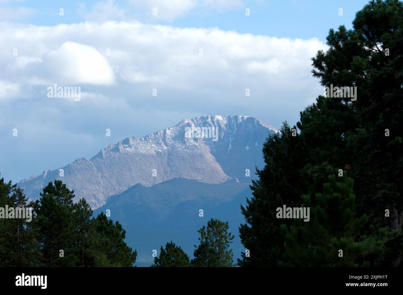 WOODLAND PARK, COLORADO, États-Unis : le premier dépoussiérage de neige pour la saison hivernale à venir au-dessus du timberline sur Pikes Peak vu de Woodland Park, DANS LE COLORADO. Banque D'Images