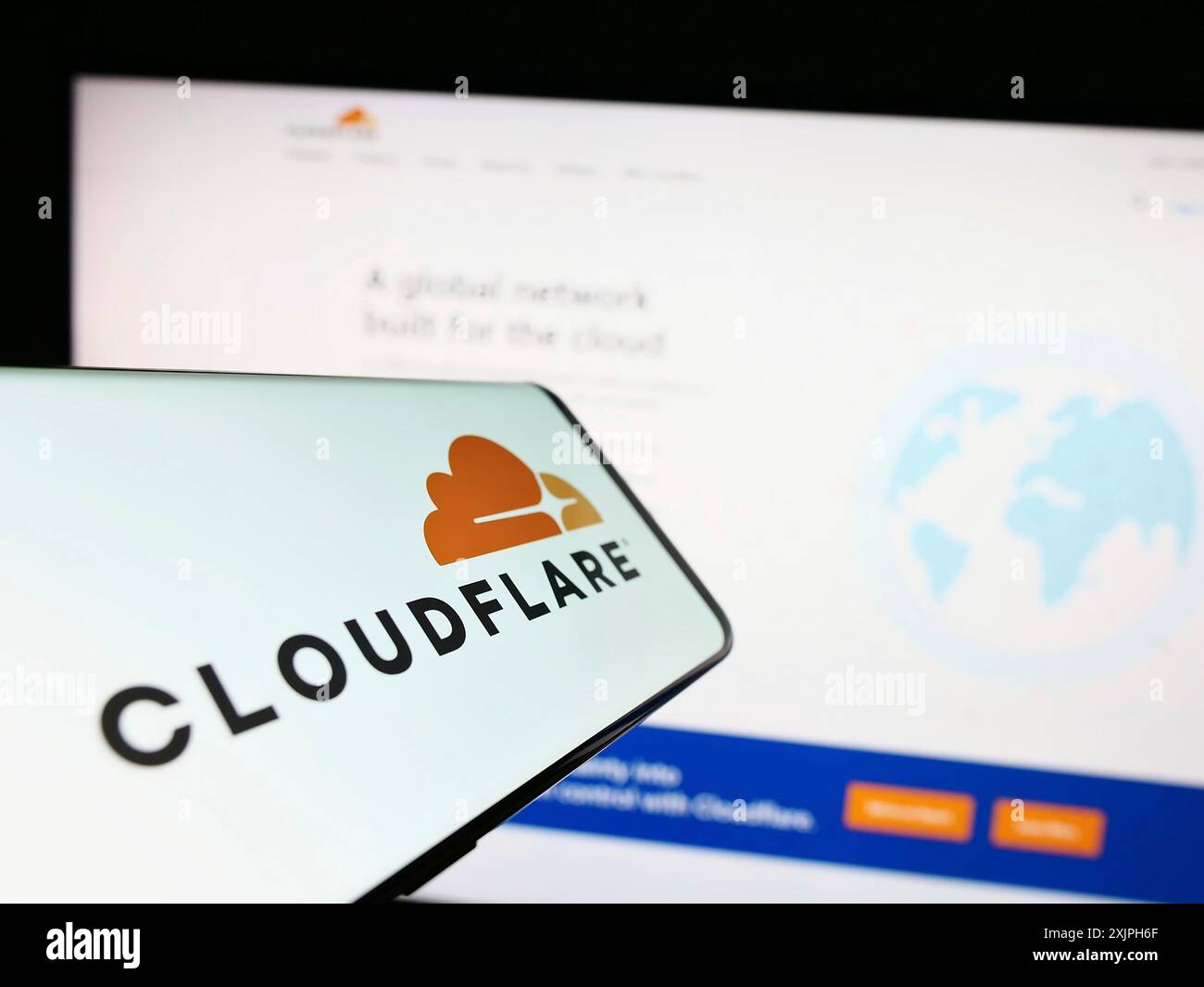 Stuttgart, Allemagne, 06-17-2023 : téléphone portable avec le logo de la société américaine de TIC Cloudflare Inc sur l'écran devant le site Web de l'entreprise. Concentrez-vous sur Banque D'Images