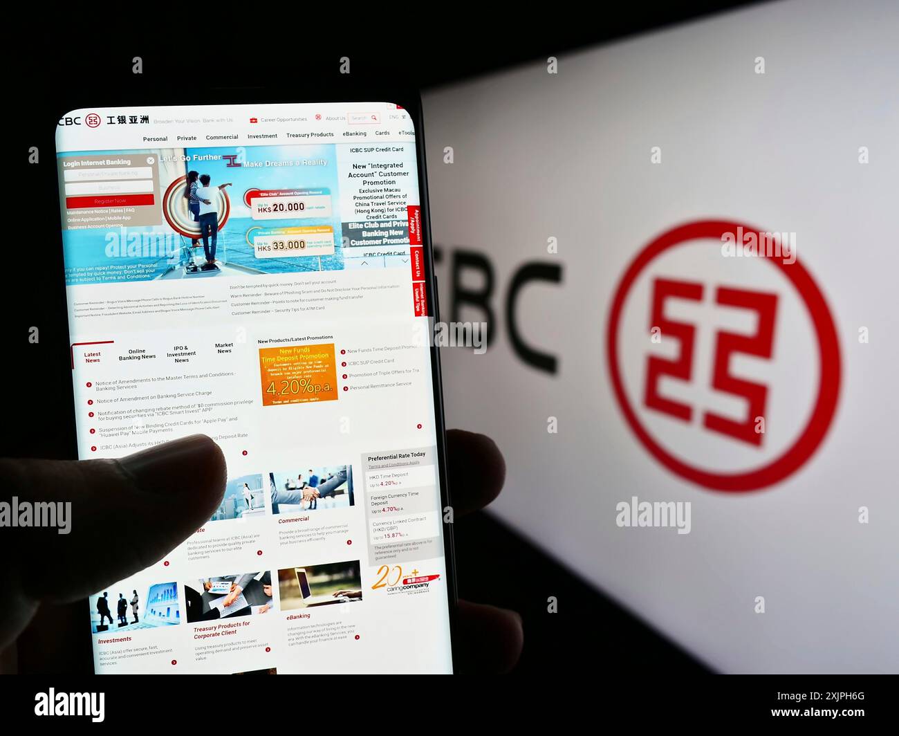 Stuttgart, Allemagne, 06-17-2023 : personne tenant un téléphone portable avec le site Web de la société chinoise de services financiers ICBC sur l'écran devant le logo. Concentrez-vous sur Banque D'Images