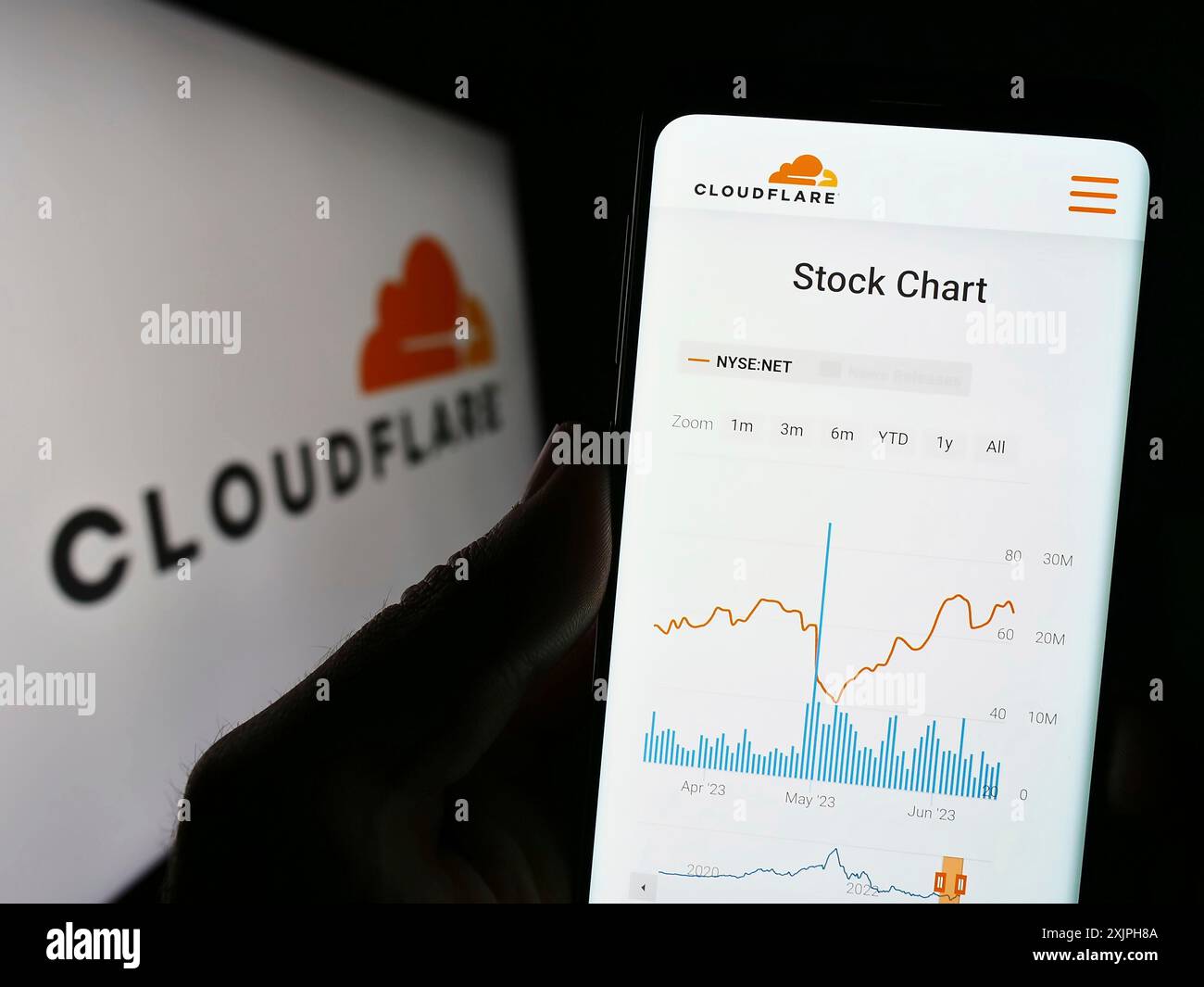 Stuttgart, Allemagne, 06-17-2023 : personne tenant un téléphone portable avec le site Web de la société américaine de TIC Cloudflare Inc sur l'écran devant le logo de l'entreprise. Concentrez-vous sur Banque D'Images