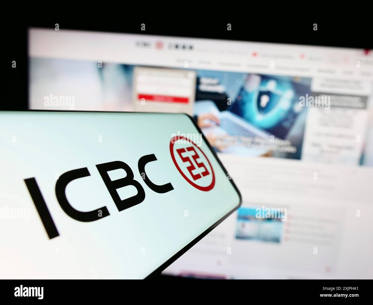 Stuttgart, Allemagne, 06-17-2023 : téléphone portable avec le logo de la société chinoise de services financiers ICBC sur l'écran devant le site Web de l'entreprise. Concentrez-vous sur Banque D'Images