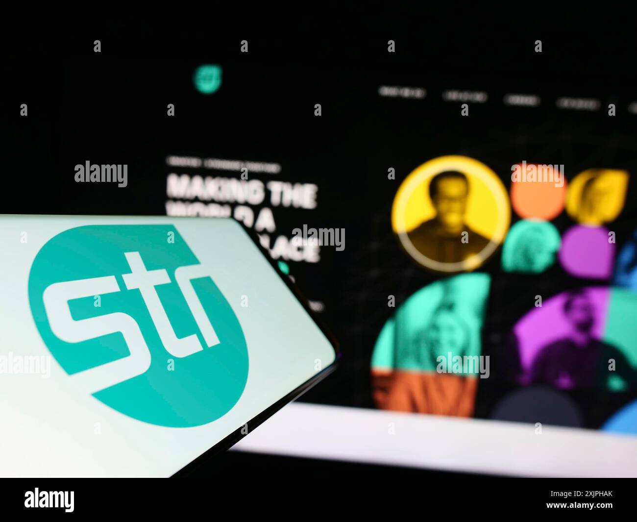 Stuttgart, Allemagne, 06-18-2023 : téléphone portable avec le logo de Systems and Technology Research LLC (STR) sur l'écran devant le site Web de la société. Concentrez-vous sur Banque D'Images