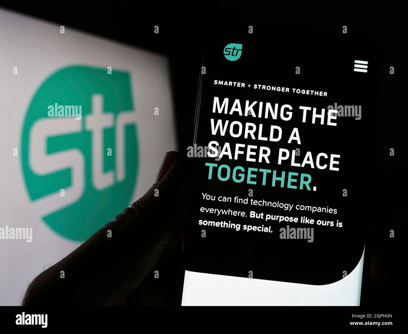 Stuttgart, Allemagne, 06-18-2023 : personne tenant un smartphone avec la page web de Systems and Technology Research LLC (STR) sur l'écran devant le logo. Mise au point Banque D'Images