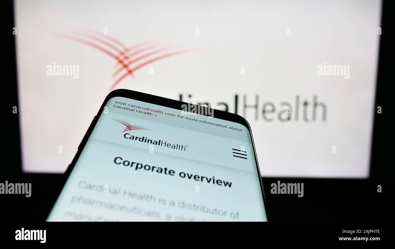 Stuttgart, Allemagne, 06-25-2023, smartphone avec la page Web de la société américaine Cardinal Health Inc sur l'écran devant le logo de l'entreprise. Concentrez-vous sur Banque D'Images