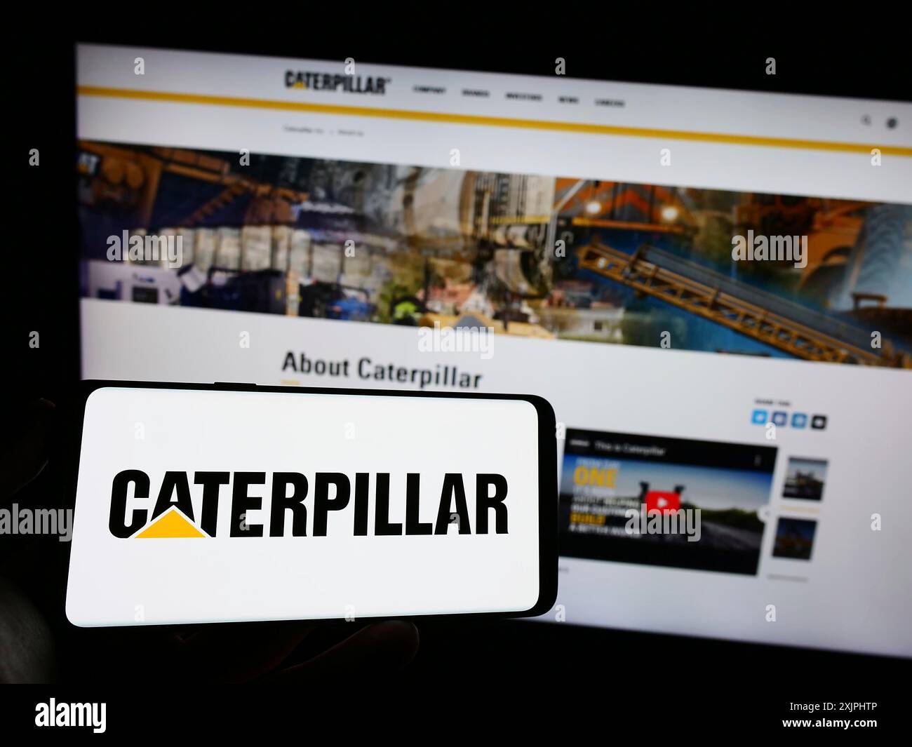 Stuttgart, Allemagne, 06 25 2023 : personne tenant un téléphone portable avec le logo de la société américaine d'équipement lourd Caterpillar Inc sur l'écran devant l'entreprise Banque D'Images