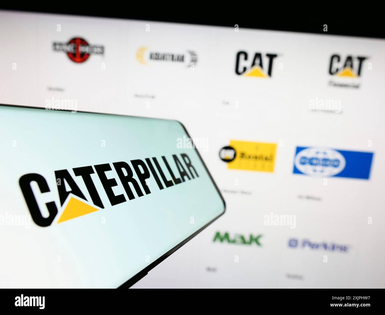 Stuttgart, Allemagne, 06 25 2023 : smartphone avec logo de la société américaine d'équipement lourd Caterpillar Inc sur l'écran devant le site Web. Concentrez-vous sur Banque D'Images