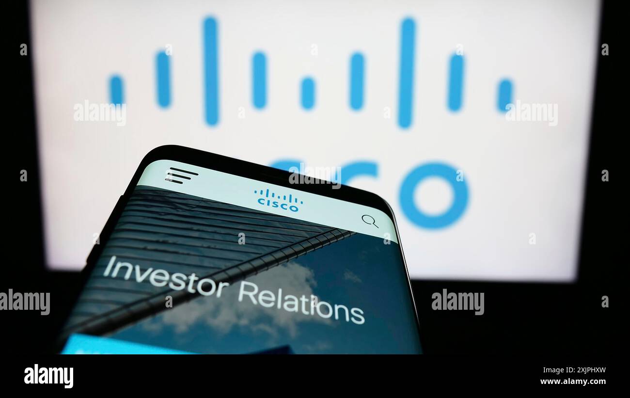 Stuttgart, Allemagne : 06-25-2023 : smartphone avec le site Web de la société américaine de communication Cisco Systems Inc sur l'écran devant le logo de l'entreprise. Mise au point Banque D'Images