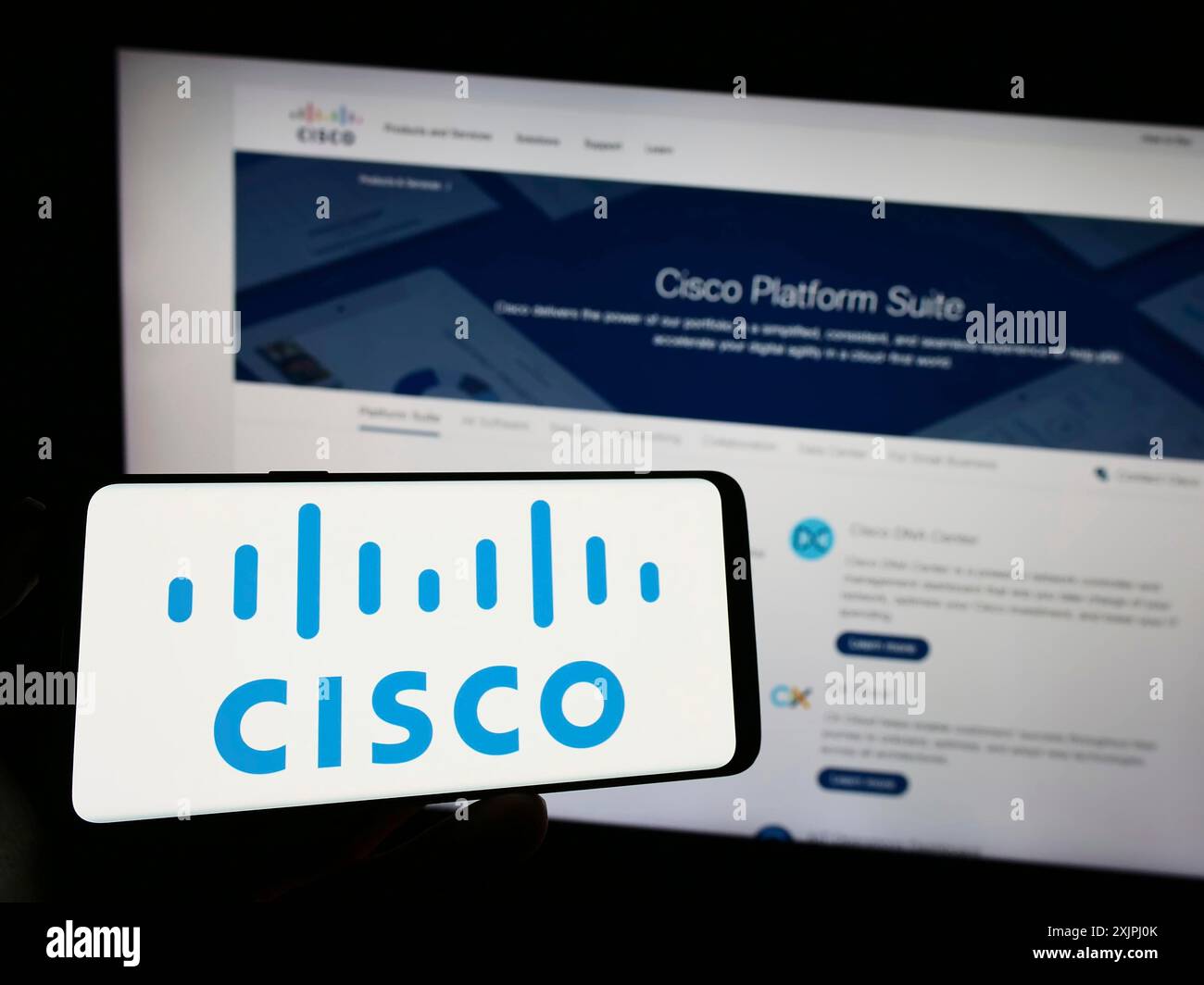 Stuttgart, Allemagne : 06-25-2023 : personne tenant un téléphone portable avec le logo de la société de communication Aemrican Cisco Systems Inc sur l'écran devant Banque D'Images