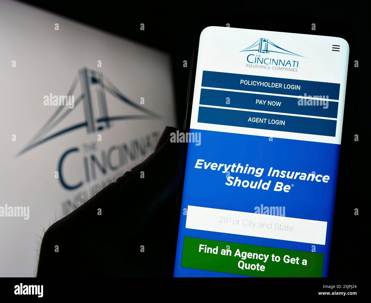Stuttgart, Allemagne : 06-25-2023 : personne tenant un smartphone avec la page web de la société américaine Cincinnati Financial Corporation sur l'écran avec le logo. Concentrez-vous sur Banque D'Images