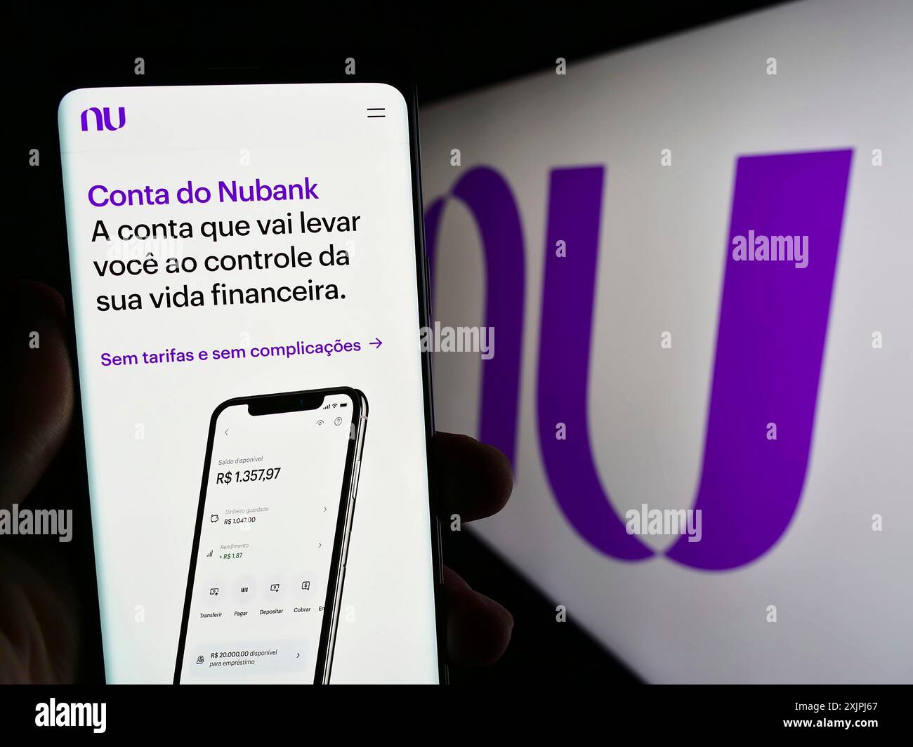 Stuttgart, Allemagne, 06-30-2023, personne tenant un téléphone portable avec la page web de la société brésilienne Nu Pagamentos S.A. (Nubank) sur l'écran avec le logo. Concentrez-vous sur Banque D'Images