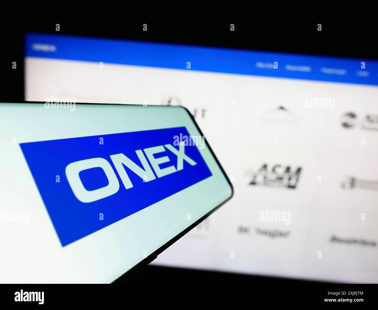 Stuttgart, Allemagne, 07-01-2023 : téléphone portable avec le logo de la société d'investissement canadienne Onex Corporation sur l'écran devant le site Web. Concentrez-vous sur Banque D'Images
