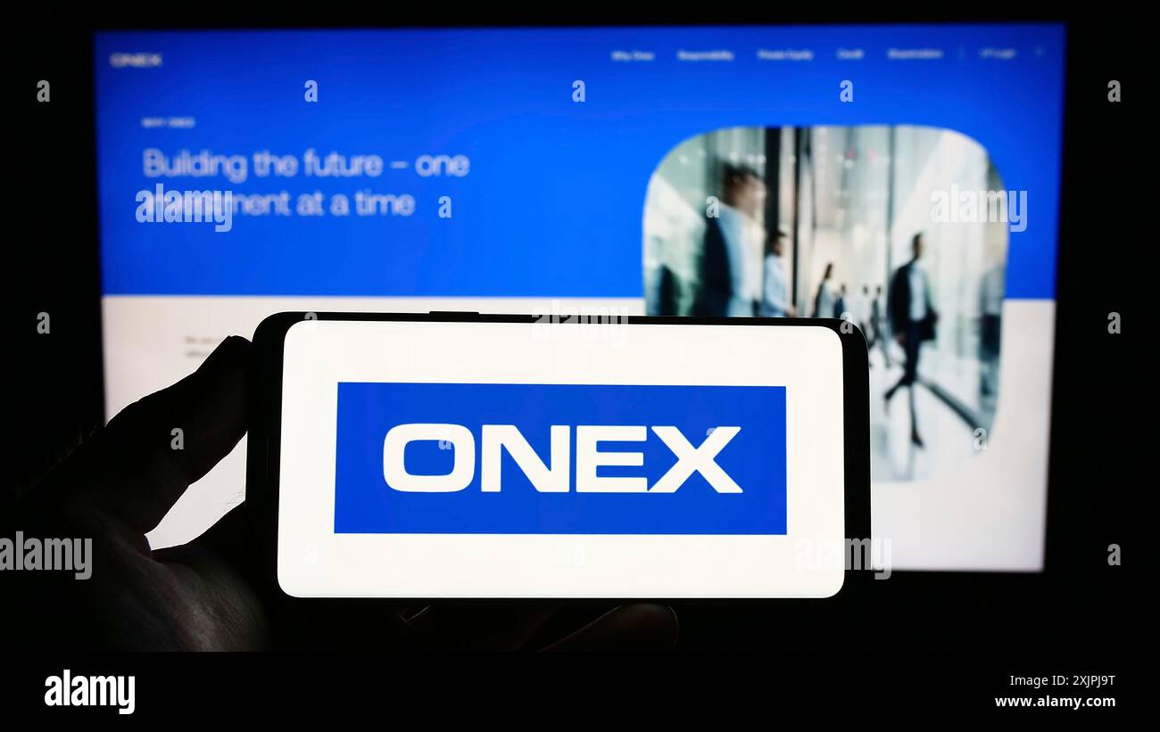 Stuttgart, Allemagne, 07-01-2023 : personne tenant un téléphone portable avec le logo de la société d'investissement canadienne Onex Corporation sur l'écran devant la page Web. Banque D'Images