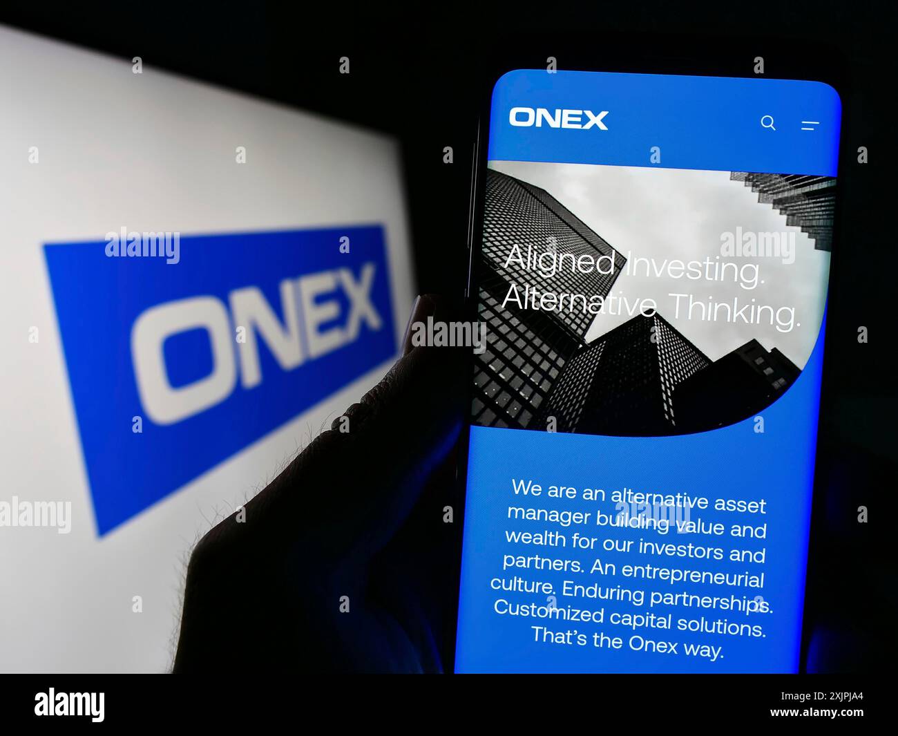 Stuttgart, Allemagne, 07-01-2023 : personne tenant un smartphone avec le site Web de la société d'investissement canadienne Onex Corporation sur l'écran avec logo. Concentrez-vous sur Banque D'Images