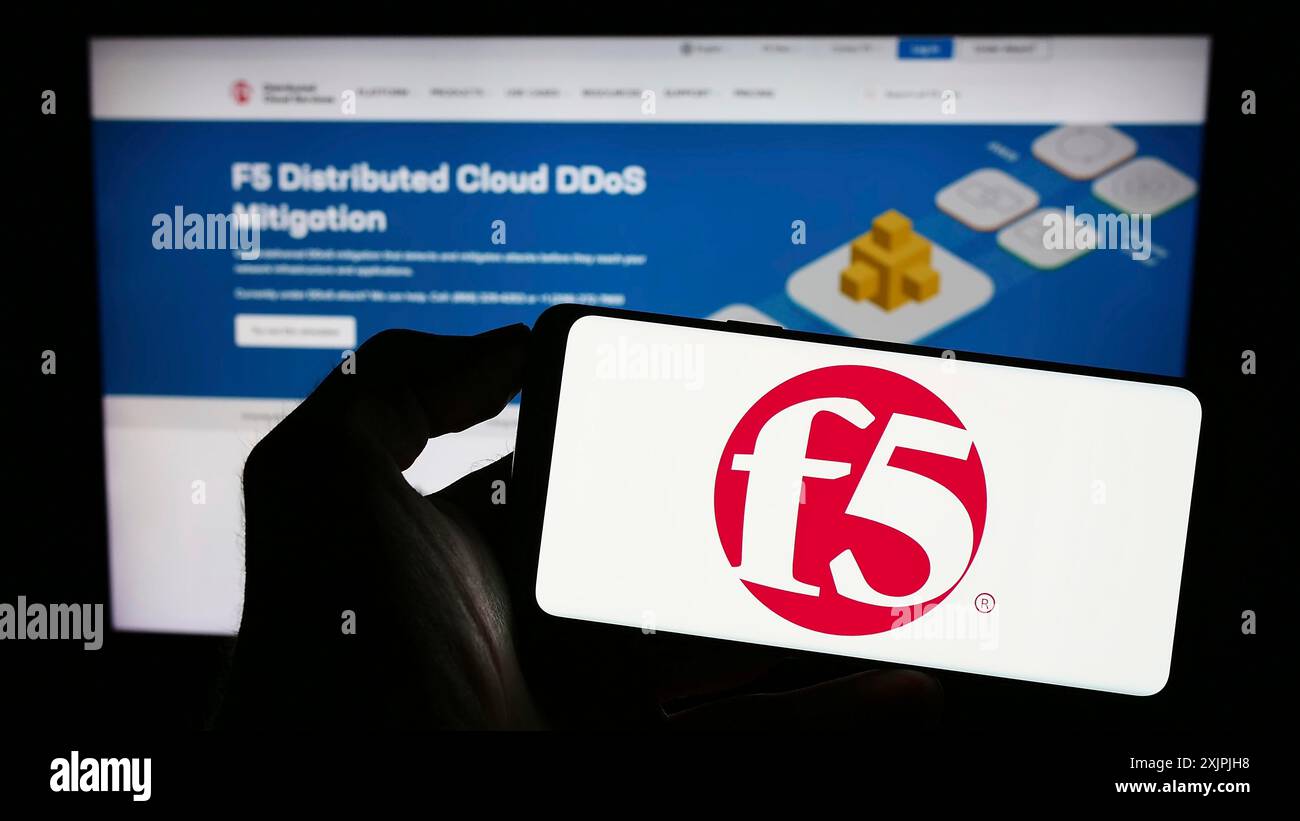 Stuttgart, Allemagne, 07-01-2023 : personne tenant un téléphone portable avec le logo de la société américaine de sécurité d'application F5 Inc sur l'écran devant le web Banque D'Images