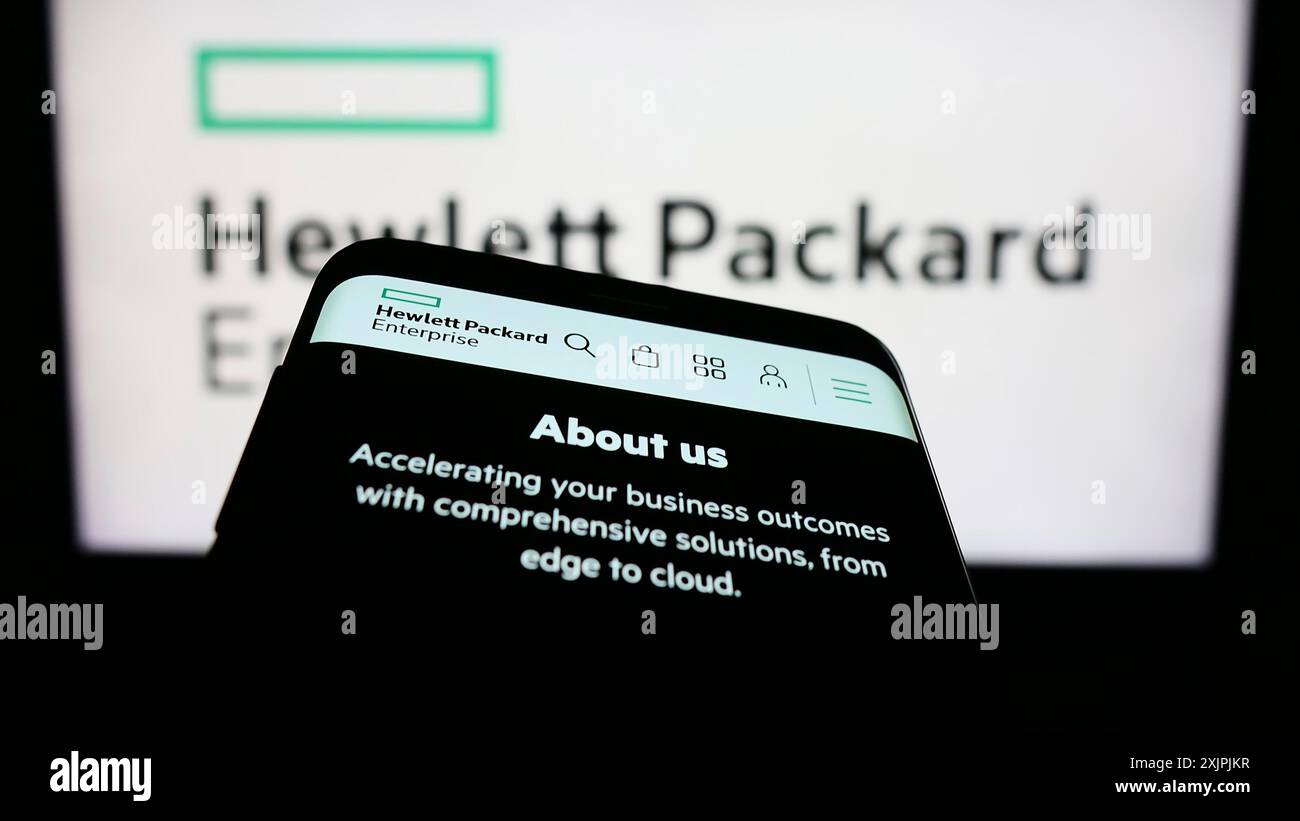 Stuttgart, Allemagne, 07-02-2023 : smartphone avec le site Web de Hewlett Packard Enterprise Company (HPE) sur l'écran devant le logo de l'entreprise. Concentrez-vous sur Banque D'Images