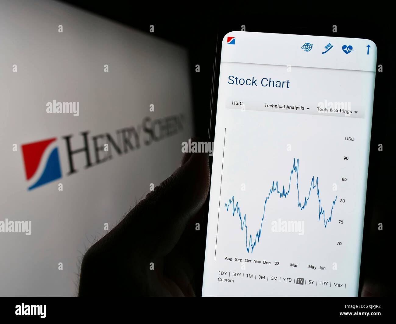 Stuttgart, Allemagne, 07-02-2023 : personne tenant un smartphone avec la page Web de la société américaine de produits de santé Henry Schein Inc sur l'écran avec le logo. Mise au point Banque D'Images