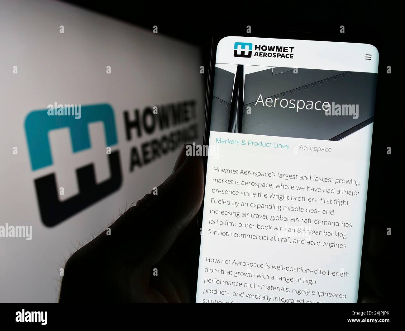 Stuttgart, Allemagne, 07-02-2023 : personne tenant un smartphone avec la page web de la société américaine Howmet Aerospace Inc sur l'écran devant le logo. Concentrez-vous sur Banque D'Images