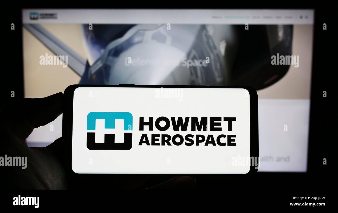 Stuttgart, Allemagne, 07-02-2023 : personne tenant un téléphone portable avec le logo de la société américaine Howmet Aerospace Inc sur l'écran devant la page Web de l'entreprise. Mise au point Banque D'Images