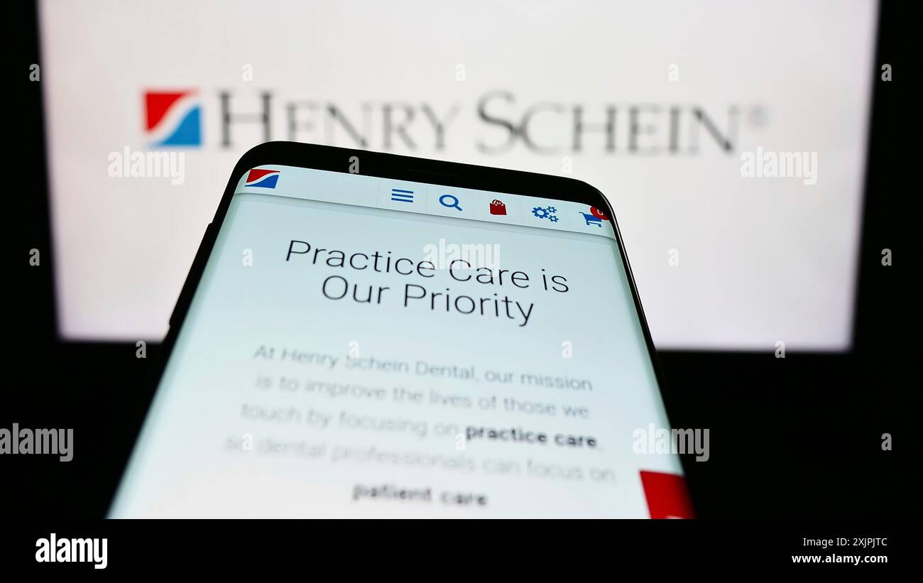 Stuttgart, Allemagne, 07-02-2023 : téléphone portable avec le site Web de la société américaine de produits de santé Henry Schein Inc sur l'écran devant le logo. Concentrez-vous sur Banque D'Images