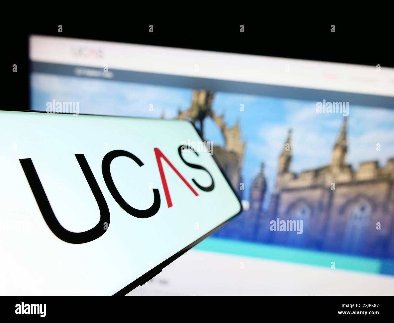 Stuttgart, Allemagne, 07-09-2023 : smartphone avec le logo du service d'admission des universités et collèges (UCAS) sur l'écran devant le site Web. Concentrez-vous sur Banque D'Images