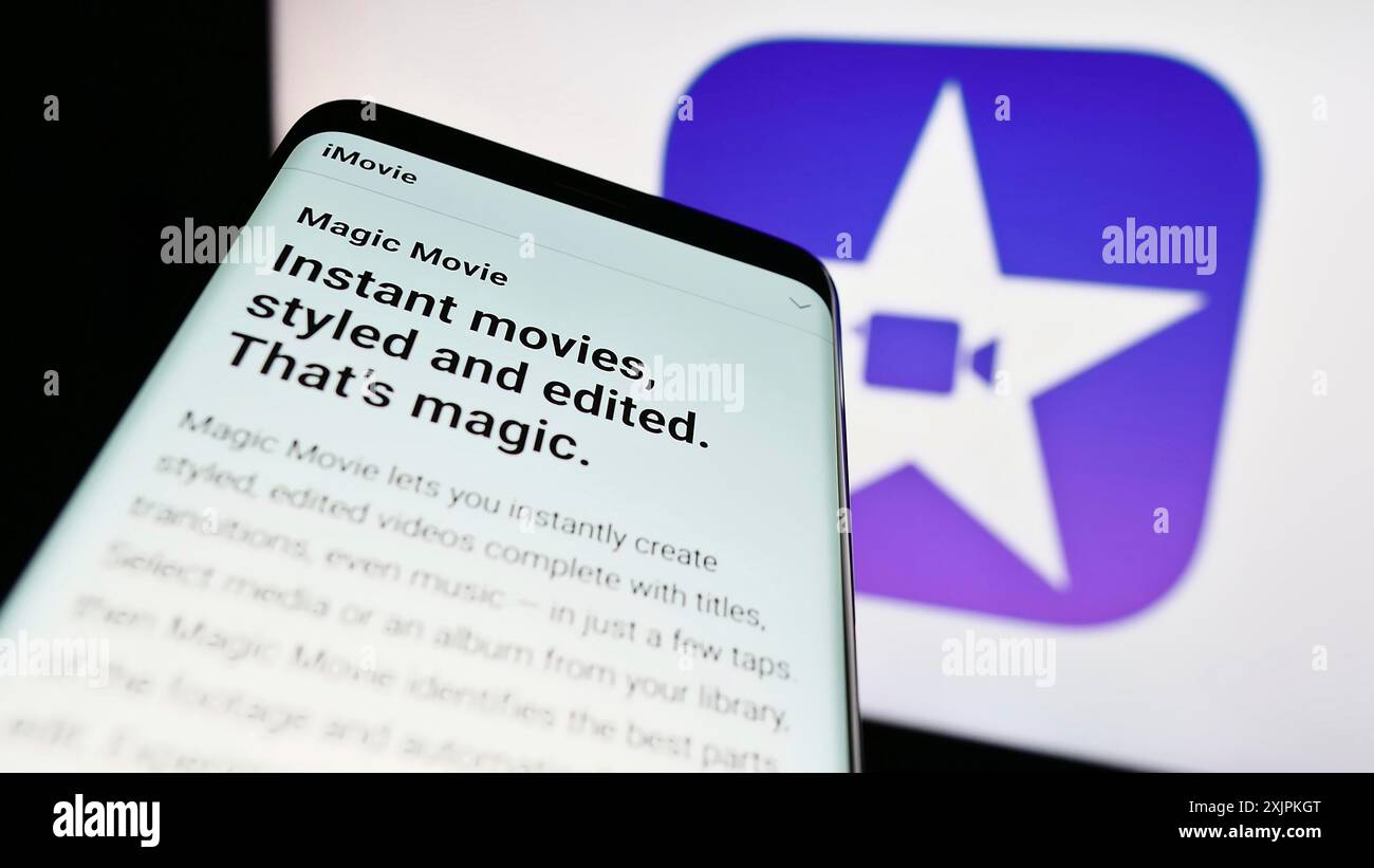 Stuttgart, Allemagne, 07-12-2023 : smartphone avec le site du logiciel de montage vidéo iMovie (Apple Inc) sur l'écran devant le logo de l'entreprise. Concentrez-vous sur Banque D'Images