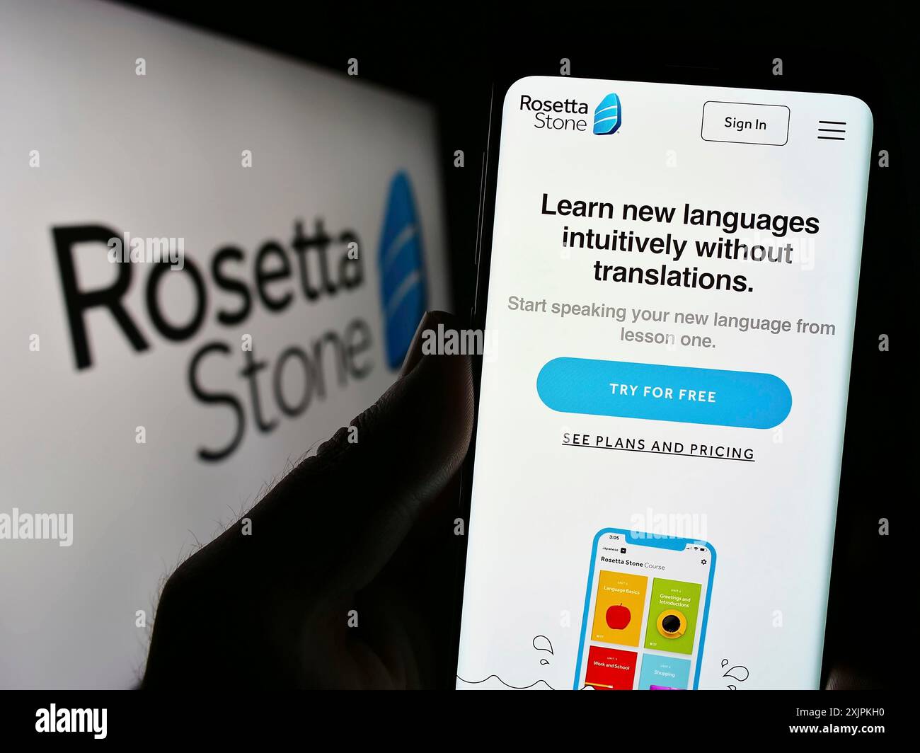 Stuttgart, Allemagne, 07-12-2023 : personne tenant un smartphone avec la page Web de la société de technologie de l'éducation Rosetta Stone Inc. sur l'écran avec le logo. Mise au point Banque D'Images