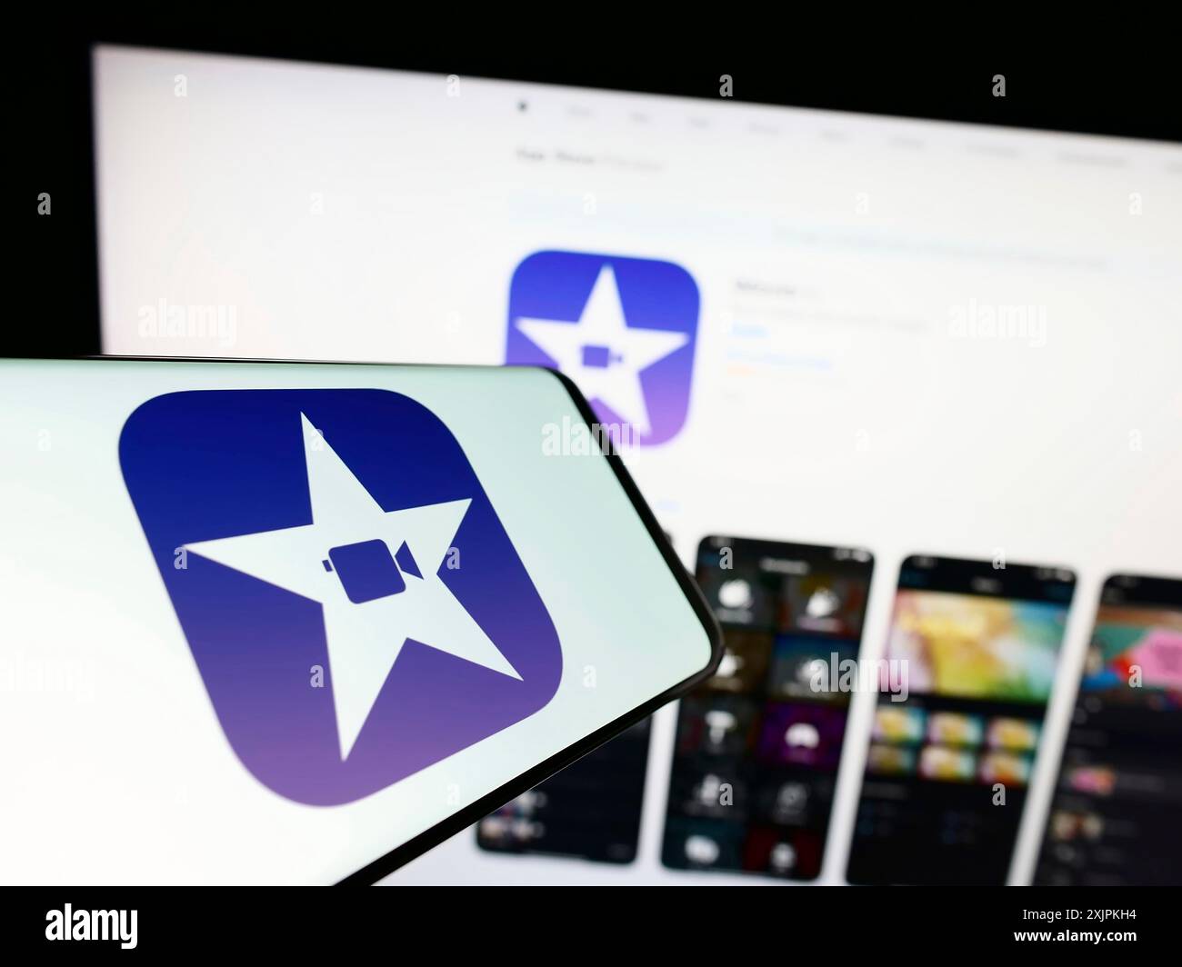 Stuttgart, Allemagne, 07-12-2023 : téléphone portable avec le logo du logiciel de montage vidéo iMovie (Apple Inc) sur l'écran devant le site Web. Concentrez-vous sur Banque D'Images