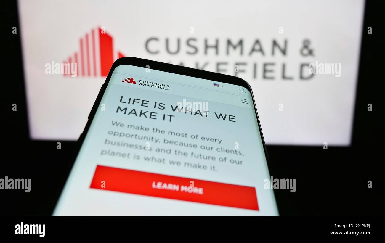 Stuttgart, Allemagne, 07-15-2023 : téléphone portable avec le site de la société immobilière Cushman Wakefield plc sur l'écran devant le logo de l'entreprise. Concentrez-vous sur Banque D'Images