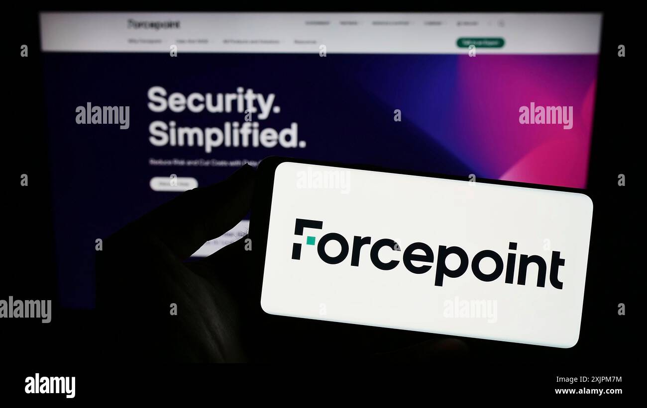 Stuttgart, Allemagne, 07-21-07 2023 : personne tenant un téléphone portable avec le logo de la société américaine de cybersécurité Forcepoint LLC sur l'écran devant le web Banque D'Images