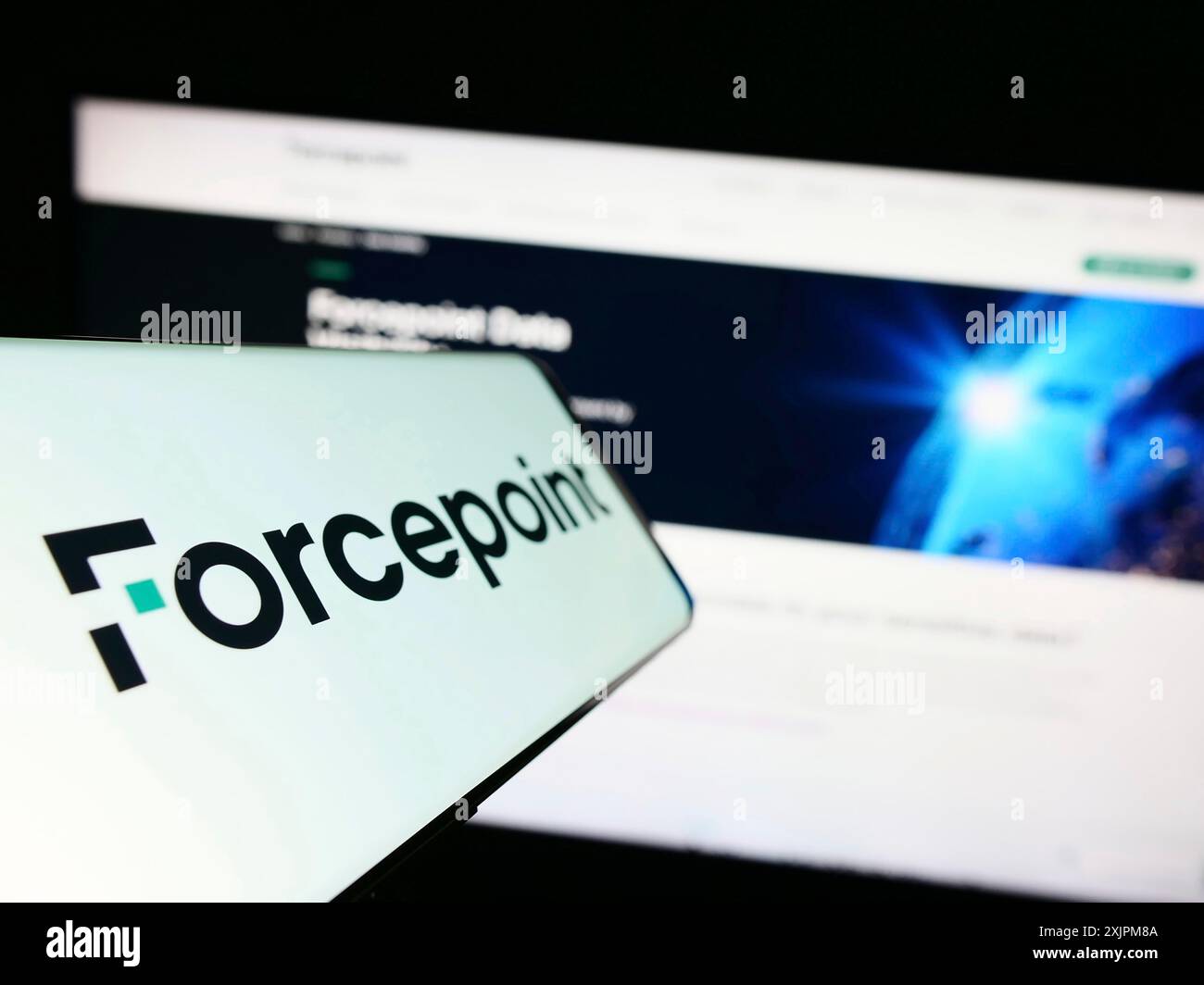 Stuttgart, Allemagne, 07-21-07 2023 : smartphone avec le logo de la société américaine de cybersécurité Forcepoint LLC sur l'écran devant le site Web de l'entreprise. Mise au point Banque D'Images