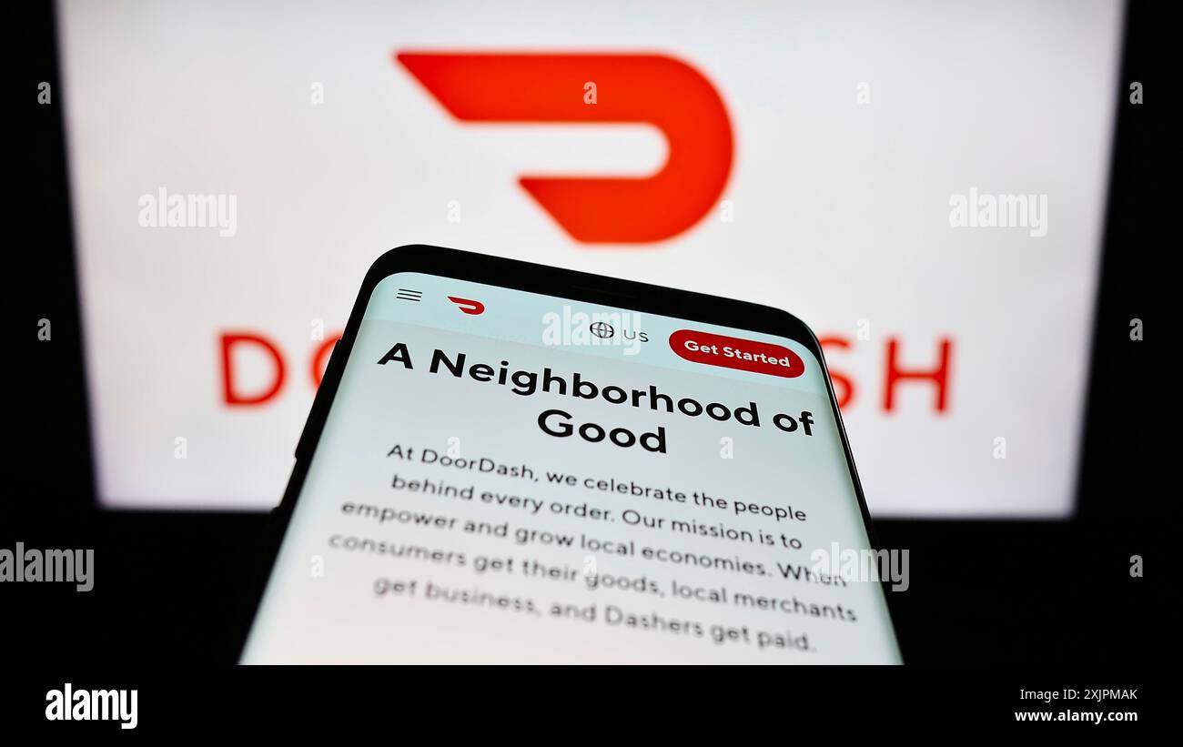 Stuttgart, Allemagne, 07-25-2023, smartphone avec le site Web de la société américaine de livraison de nourriture DoorDash Inc. sur l'écran devant le logo de l'entreprise. Concentrez-vous sur Banque D'Images