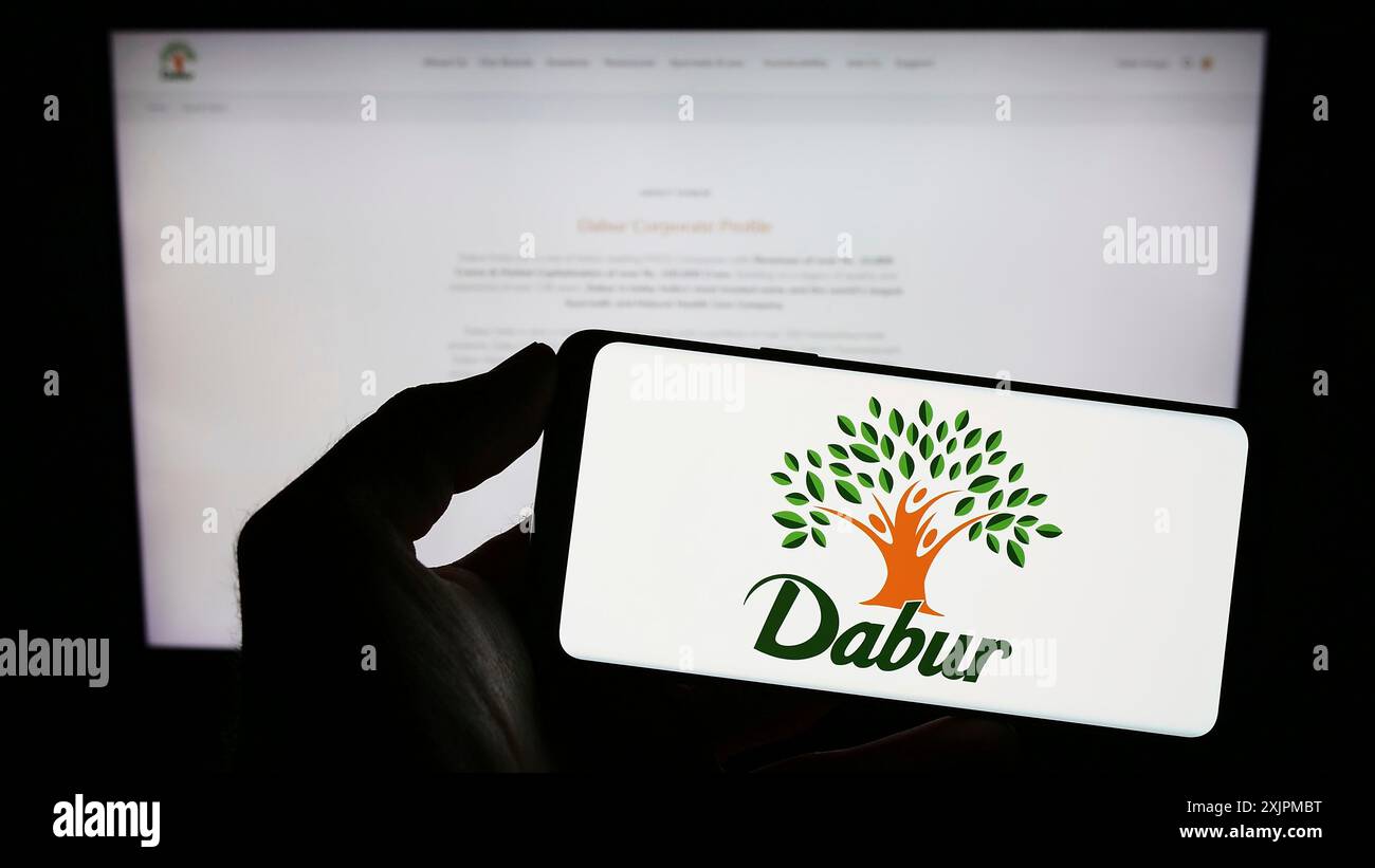 Stuttgart, Allemagne, 07-25-2023, personne tenant un smartphone avec le logo de la société ayurveda Dabur India Limited sur l'écran devant le site Web. Concentrez-vous sur Banque D'Images Stuttgart, Allemagne, 07-25-2023, personne tenant un smartphone avec le logo de la société ayurveda Dabur India Limited sur l'écran devant le site Web. Concentrez-vous sur Banque D'Images