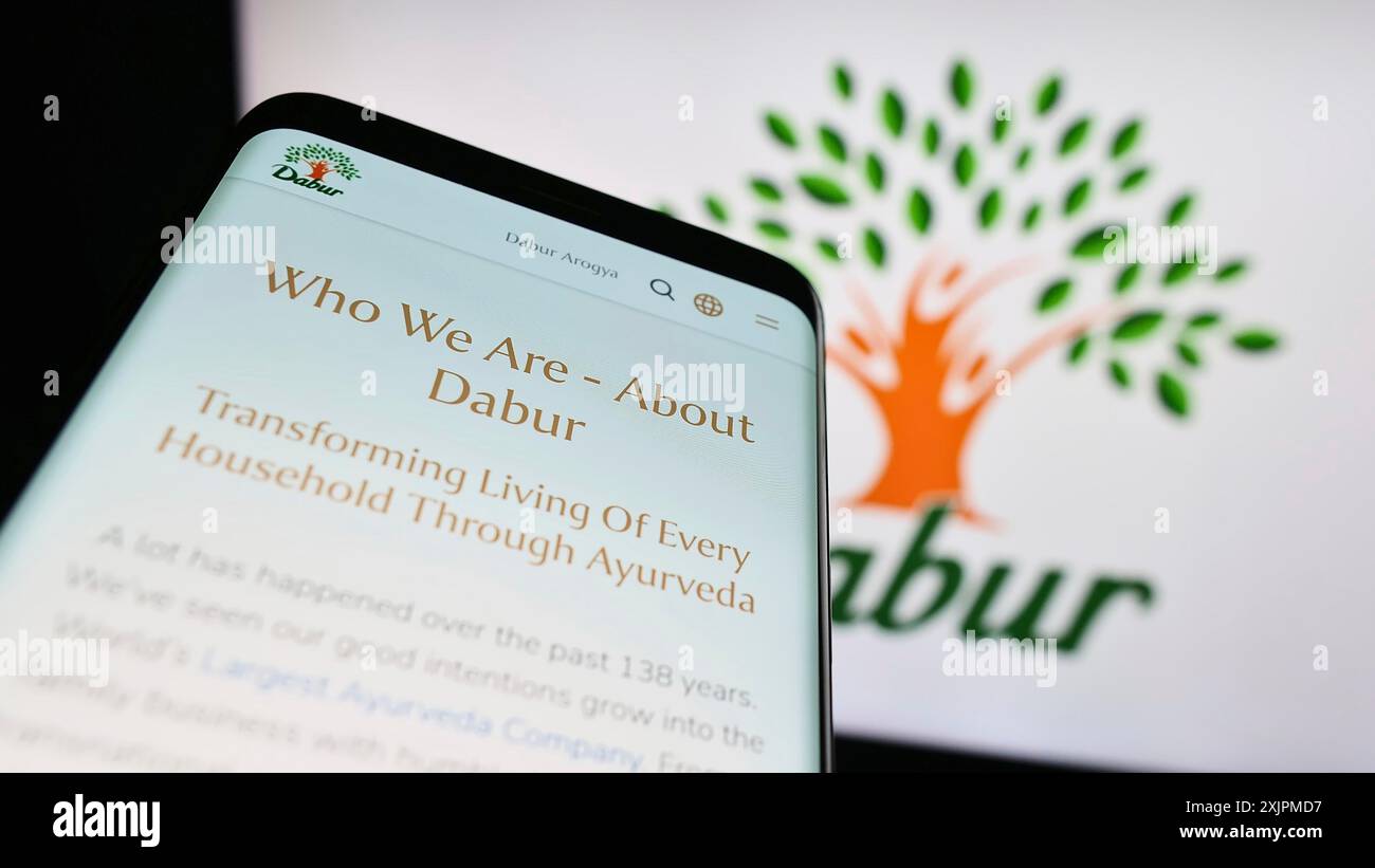 Stuttgart, Allemagne, 07-25-2023, smartphone avec le site de la société ayurveda Dabur India Limited sur l'écran devant le logo de l'entreprise. Concentrez-vous sur Banque D'Images Stuttgart, Allemagne, 07-25-2023, smartphone avec le site de la société ayurveda Dabur India Limited sur l'écran devant le logo de l'entreprise. Concentrez-vous sur Banque D'Images