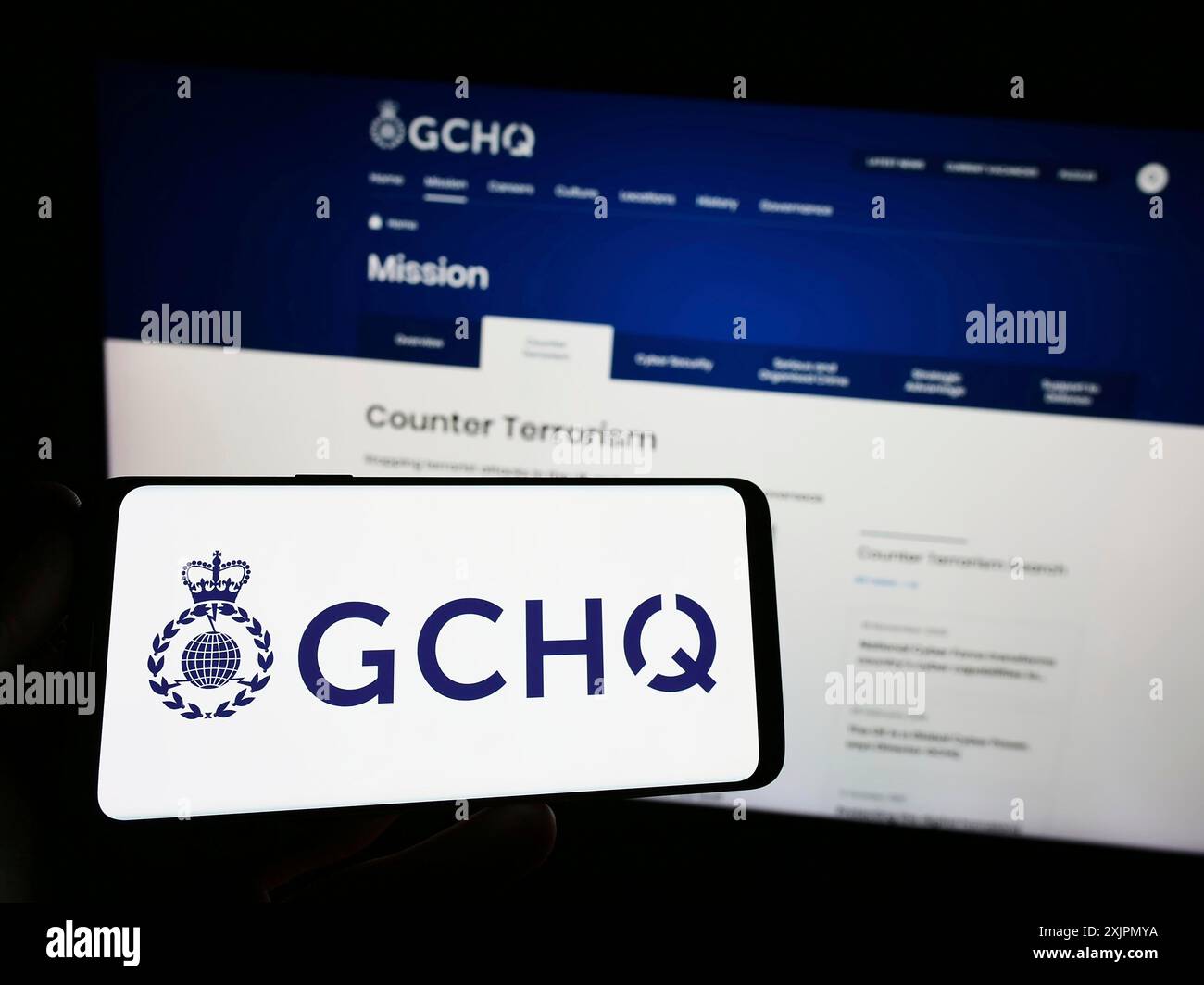 Stuttgart, Allemagne, 07 30 2023 : personne tenant un smartphone avec le logo du Government Communications Headquarters (GCHQ) sur l'écran devant le site Web. Banque D'Images