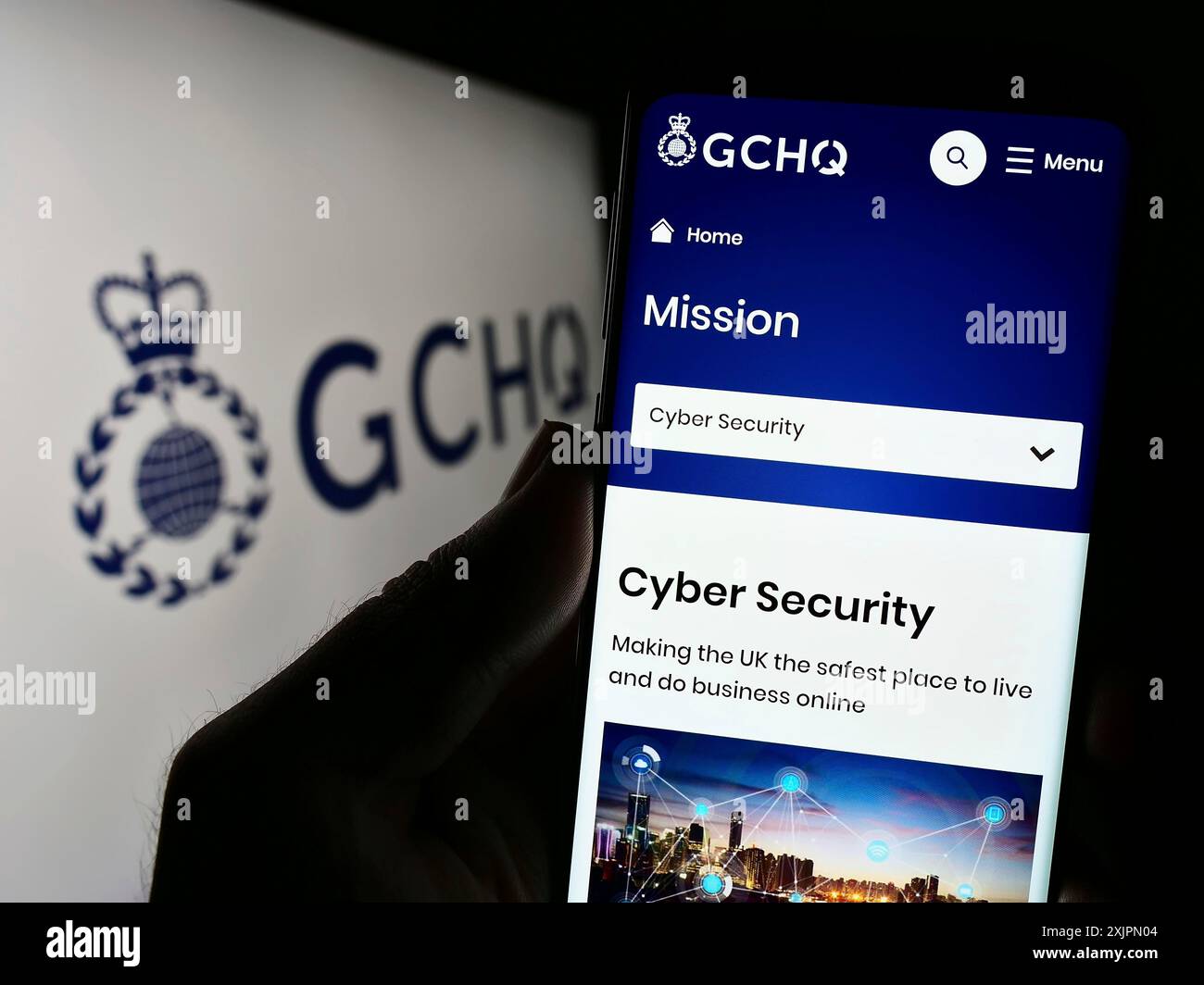 Stuttgart, Allemagne, 07-30-2023, personne tenant un téléphone cellulaire avec le site Web du Government Communications Headquarters (GCHQ) à l'écran avec le logo. Concentrez-vous sur Banque D'Images