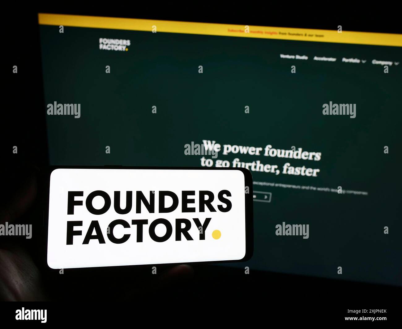 Stuttgart, Allemagne, 08-05-2023 : personne tenant un smartphone avec le logo de la société britannique Founders Factory Ltd sur l'écran devant le site Web. Concentrez-vous sur Banque D'Images