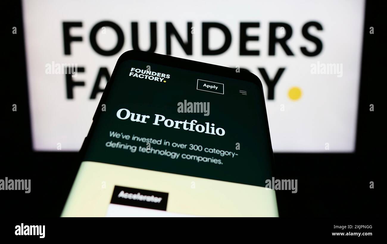 Stuttgart, Allemagne, 08-05-2023 : téléphone portable avec le site Web de la société britannique Founders Factory Ltd sur l'écran devant le logo de l'entreprise. Concentrez-vous sur Banque D'Images