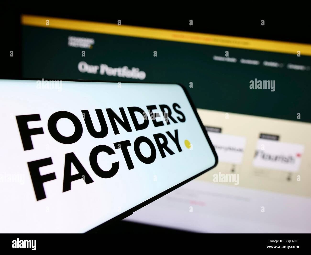 Stuttgart, Allemagne, 08-05-2023 : smartphone avec le logo de la société britannique Founders Factory Ltd sur l'écran devant le site Web de l'entreprise. Concentrez-vous sur le centre Banque D'Images